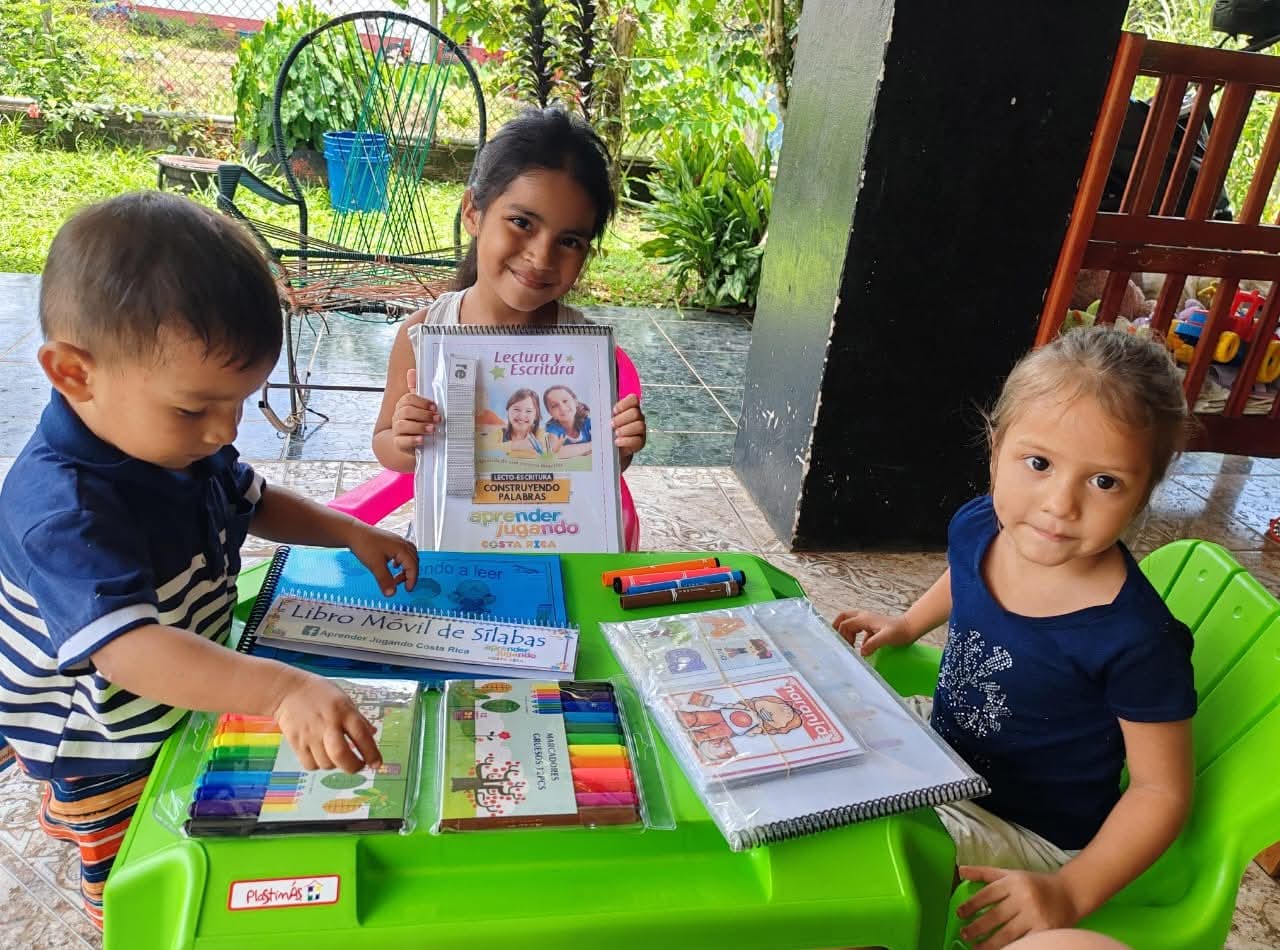 Niños utilizando materiales de Aprender Jugando