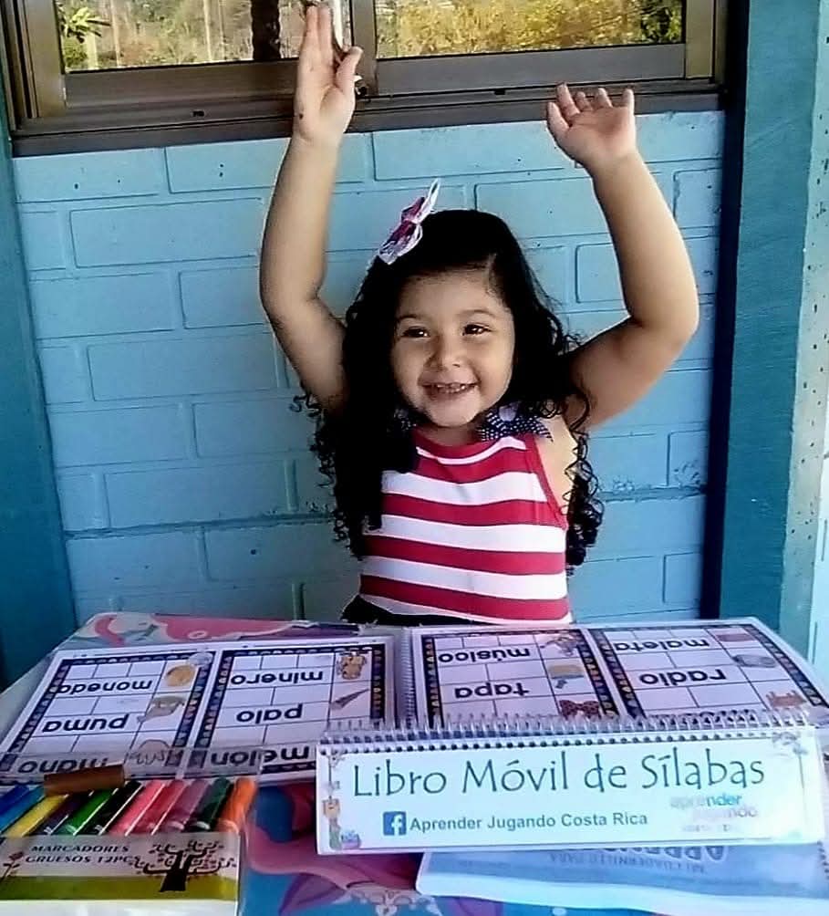Niños utilizando materiales de Aprender Jugando